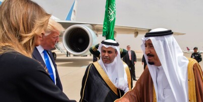 I 2015 sa Donald Trump at det var en dårlig idé, men her gjør Melania det kvinner i Saudi-Arabia ikke får lov til